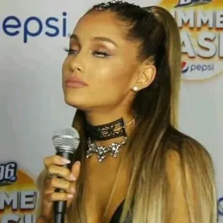 🙄 Ariana Grande cantor, popstar, artista, celebridade, artista whatsapp sticker