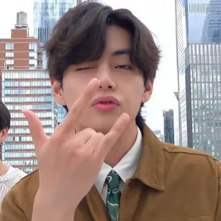 🤟 Person, Mann, Kpop, Idol, Sänger, Zwinkern, Handgeste telegram sticker