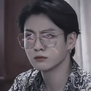 🤍 hombre, gafas, kpop, pendientes, retrato, serio telegram sticker