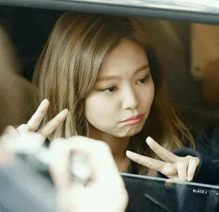 🌼 kpop, fille, femme, chanteuse, signe de paix, asiatique, jennie telegram sticker