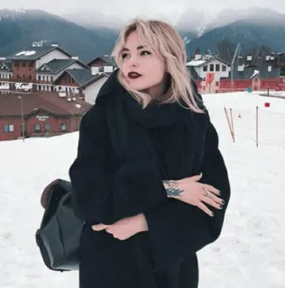 🐼 Frau, Schnee, Berge, Winter, Outdoor, Reisen telegram sticker