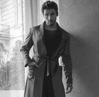 ▪️ homme, robe, portrait, noir et blanc, intérieur, mannequin telegram sticker