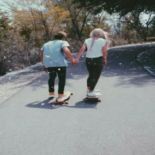 🚶 skateboard, couple, se tenir la main, extérieur, route, arbres telegram sticker