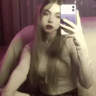 🧺 wallgif girl, selfie, mirror, smartphone, aesthetic, portrait, young woman, vintage telegram sticker