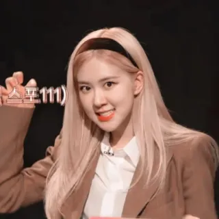 🐰 스포111 женщина, портрет, кореянка, блондинка, волосы, улыбка telegram sticker
