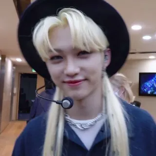 😸 Felix kpop, stray kids, portrait, idol, singer, blonde hair, hat telegram sticker