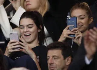 🤤 Kendall Jenner celebrità, Kendall Jenner, Gigi Hadid, modella, social media, telefono, pubblico telegram sticker