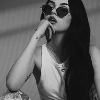 🥀 femme, lunettes de soleil, portrait, bijoux, noir et blanc whatsapp sticker