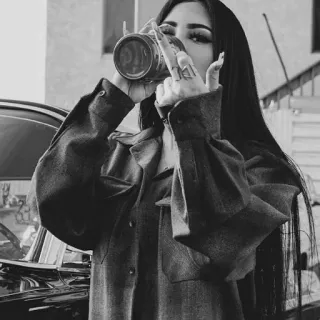 ✨ donna, bere, dito medio, offensivo, gesto, bianco e nero, fotografia telegram sticker
