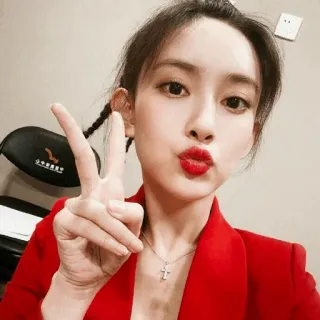 🍓 femme, selfie, signe de paix, costume rouge, bijoux telegram sticker