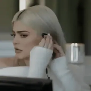 ◾️ Kylie Jenner kylie jenner, mulher, cabelo branco, celebridade, fones de ouvido, pessoa telegram sticker