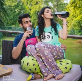 🍾 pareja, vino, bebiendo, pijama, relajado, estilo de vida telegram sticker