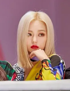 🚫 mulher, cabelo loiro, batom vermelho, retrato, coreana, cantora telegram sticker