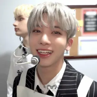 ☁️ - ( ˘ω˘ ) persona, sorriso, coreano, maschio, ritratto whatsapp sticker