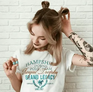 🐼 HAMPSHIRE DOWNS
POLO TEAM
Royal Trophy
GRAND LEGACY
SINCE 1997 Polo, Mannschaft, Grand Legacy, Pferd, Sport, Kleidung, Frau telegram sticker