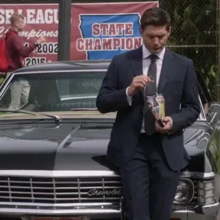 😩 Dean Winchester Supernatural coche, traje, sobrenatural, dean, winchester, impala whatsapp sticker