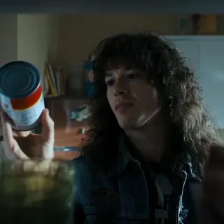 🥫 Eddie Munson Stranger Things Эдди Мансон, Очень странные дела, длинные волосы, джинсовая куртка, кудрявые волосы, мужчина, банка супа telegram sticker