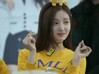🌝 ML kobieta, słodki, serce palcami, K-pop, młodzież, styl whatsapp sticker