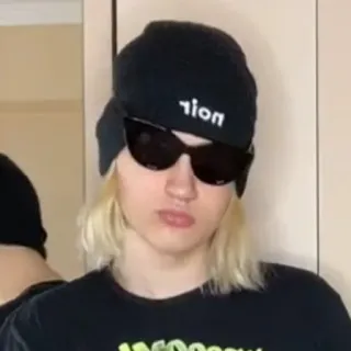 😎 noir personne, lunettes de soleil, bonnet, cheveux blonds telegram sticker