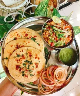 🍲 food, Indian cuisine, chole bhature, bread, onions, green chutney telegram sticker
