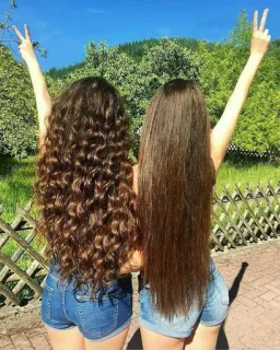 🎶 filles, cheveux, amis, signe de paix, amitié, short en jean telegram sticker