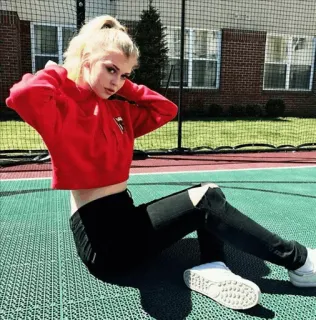 😶 mujer, sudadera roja con capucha, adolescente, chica, pose, pelo rubio telegram sticker