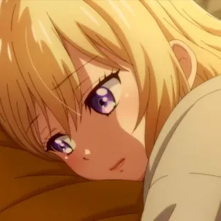 💛 animé, fille, cheveux blonds, yeux violets, mignon, allongé, oreiller telegram sticker