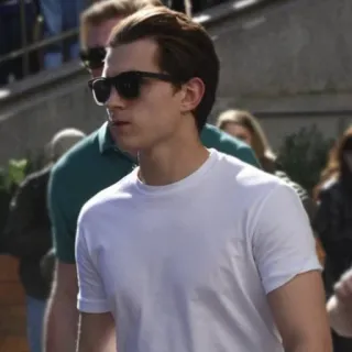 😐 tom holland, acteur, célébrité, lunettes de soleil, homme, portrait telegram sticker