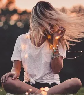 😄 mulher, meditação, pacífico, cabelo loiro, sentada, ao ar livre, menina, natureza telegram sticker