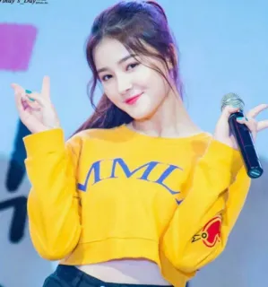 ✌️ Nancy AML wanita, kpop, penyanyi, kuning, crop top, mikrofon, korea, asia whatsapp sticker