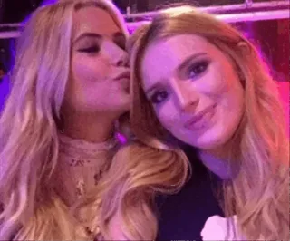 😘 frauen, freundschaft, blond, menschen, weiblich, porträt telegram sticker