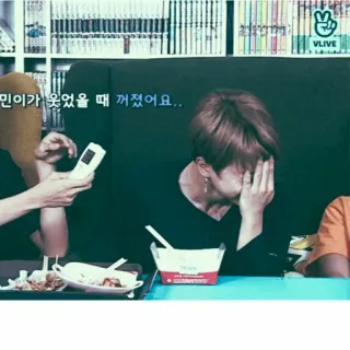🌑 민이가 웃었을 때 깨졌어요.. whatsapp sticker
