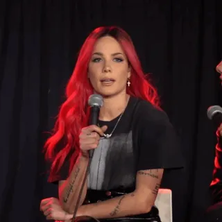 🍒 Halsey I might be dead cantora, cabelo ruivo, retrato, microfone, Halsey whatsapp sticker