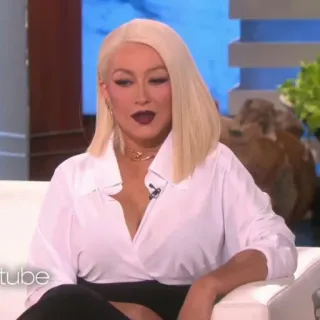 🌦 Christina Aguilera The Ellen Show Christina Aguilera, cantante, pelo rubio, camisa blanca, entrevista, The Ellen Show telegram sticker