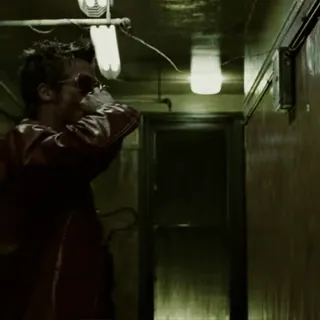🙂 Tyler Durden Fight Club El club de la lucha, Brad Pitt, violencia, escena de película, puñetazo, pelea, oscuro telegram sticker
