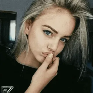 😕 mujer, chica, selfie, rubia, retrato, cara, ojos telegram sticker