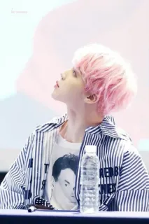 🕸 capelli rosa, coreano, idol, maglia a righe, bottiglia d'acqua whatsapp sticker