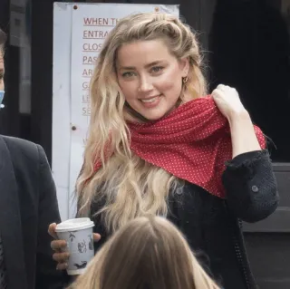 👁‍🗨 Amber Heard attrice, ritratto, bionda, sciarpa whatsapp sticker