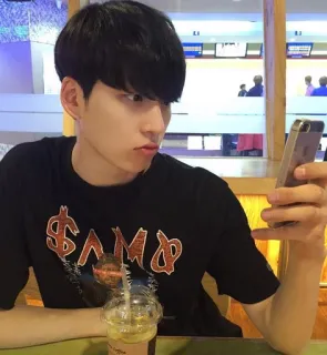 😐 LAMB pessoa, homem, camiseta preta, selfie, interior, bebida whatsapp sticker