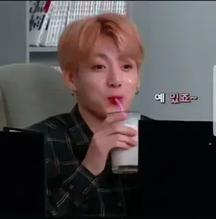 🌟 예 있죠~ K-pop, Osoba, Picie, Mleko whatsapp sticker