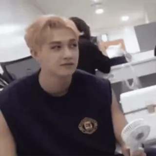 😒 사람, 팬, 남자, 실내, 테이블 whatsapp sticker