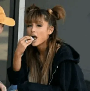 📀 Ariana Grande célébrité, chanteuse, femme, personne, manger, collation whatsapp sticker