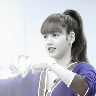 🥯 Lisa k-pop, айдол, певец, человек, сердечки руками telegram sticker