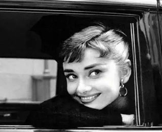 😁 Audrey Hepburn Atriz, Retrato, Celebridade, Clássico, Preto e branco whatsapp sticker