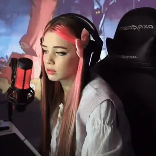 😿 chica, mujer, gamer, pelo rosa, auriculares, micrófono, silla dxracer, streaming whatsapp sticker