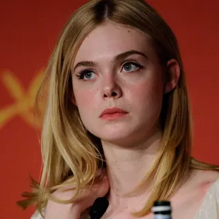 😒 Elle Fanning Schauspielerin, Porträt, blond, Gesicht, Frau, Prominente whatsapp sticker