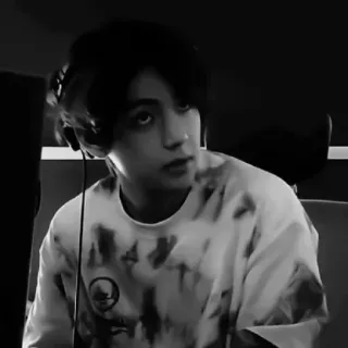 🍼 person, portrait, black and white, headphones, t-shirt telegram sticker