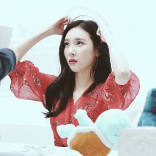 🥀 mujer, coreana, vestido rojo, squirtle, espejo, bonita telegram sticker