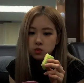 🥑 wanita, makan, makanan, potret, orang whatsapp sticker