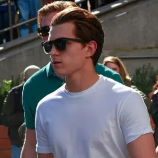 😐 Tom Holland célébrité, acteur, homme, lunettes de soleil, tom holland telegram sticker